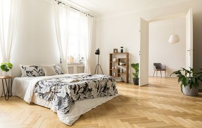 Puertas blancas y suelo de madera